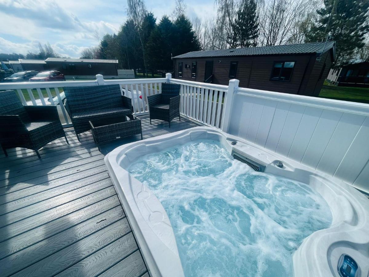 Evergreen Lodge With Hot Tub ヨーク エクステリア 写真